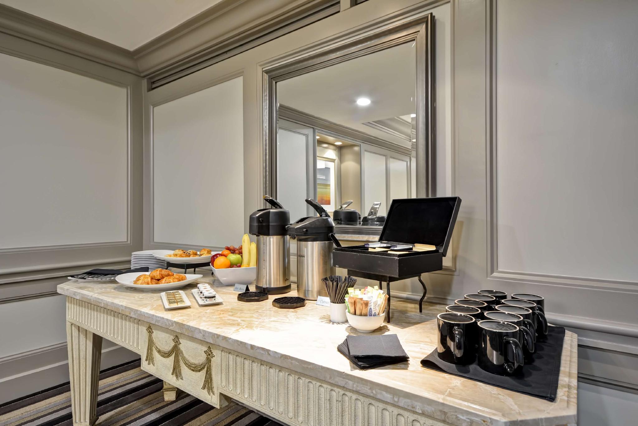 Hilton Checkers Angeles 3*