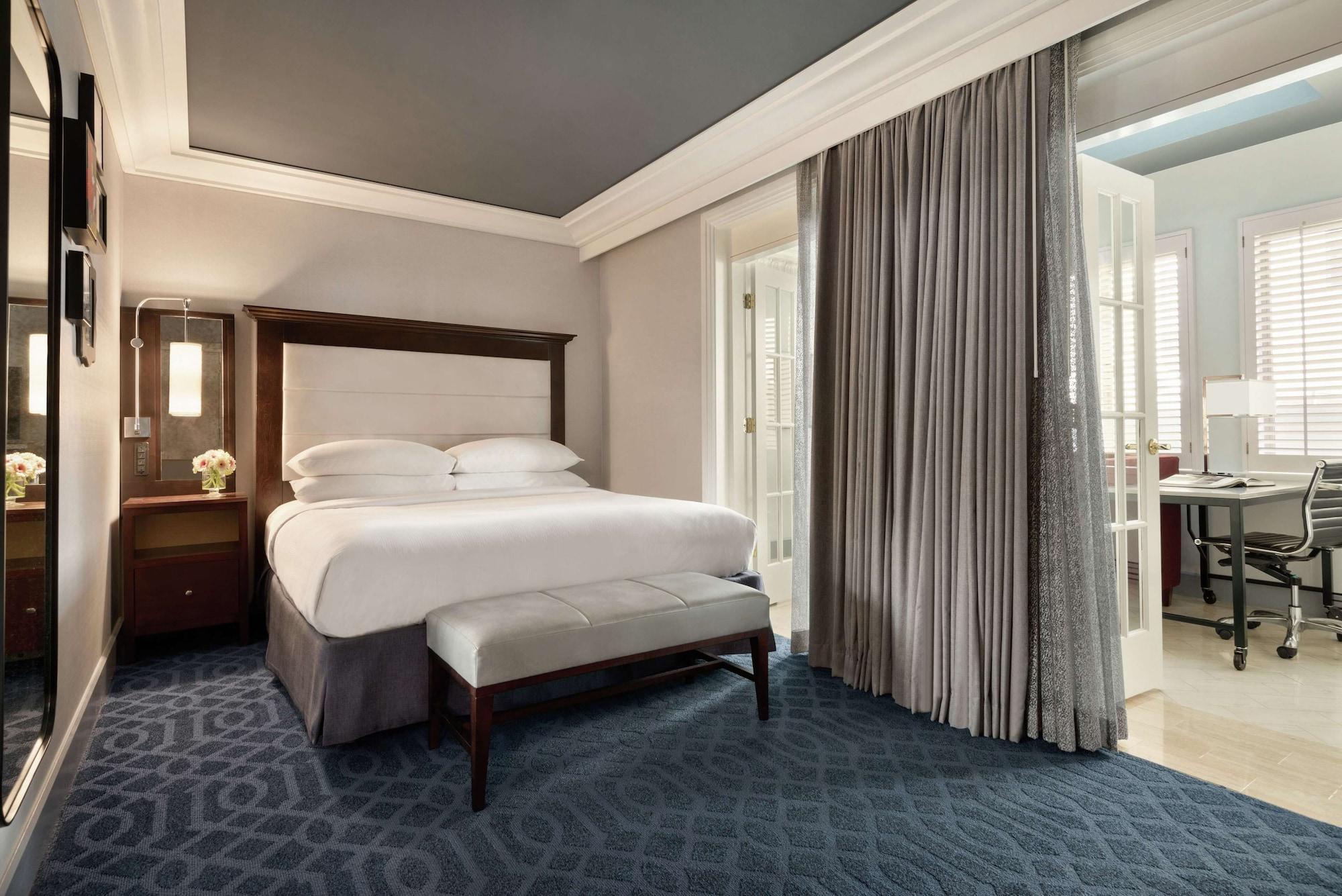 Hilton Checkers Angeles Hotel 3*